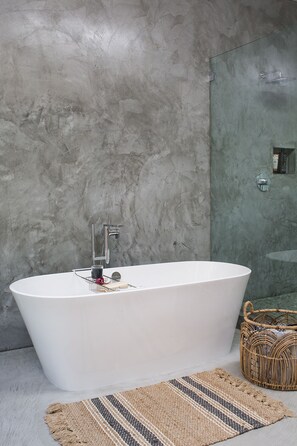Combined shower/bathtub, hair dryer, towels, soap - Zen-like retreat steps from Zuma beach (Malibu)