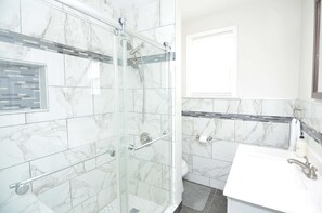 Combined shower/bathtub, hair dryer, towels, soap