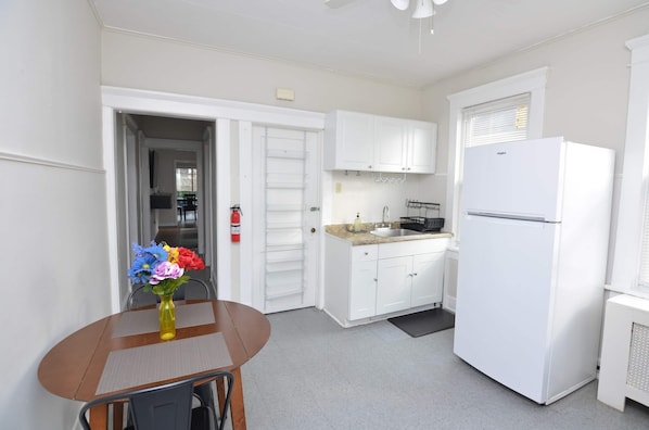 Réfrigérateur, four à micro-ondes, un four, surface de cuisson