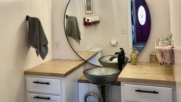 Douche, sĂšche-cheveux, serviettes fournies, savon