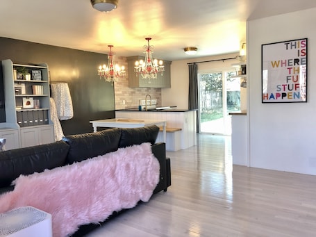 Smart TV. The Girlfriend Getaway - Centrally Located-Keyless Entry