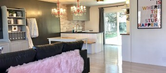 The Girlfriend Getaway - Centrally Located-Keyless Entry