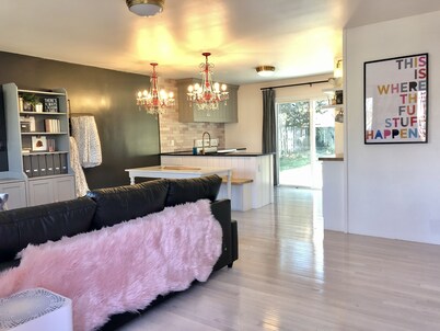 The Girlfriend Getaway - Centrally Located-Keyless Entry