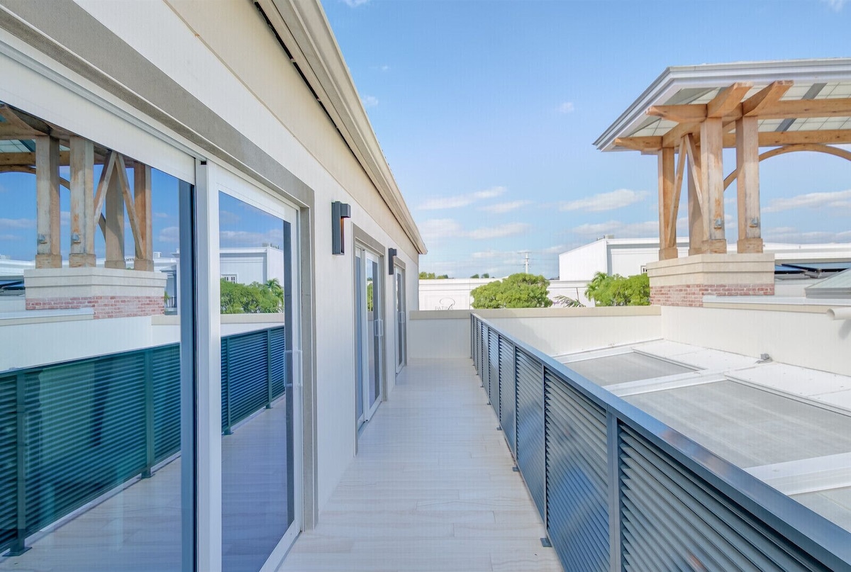 Photo 27 of Luxury Naples Apartment | Walk to Beach & Pier
