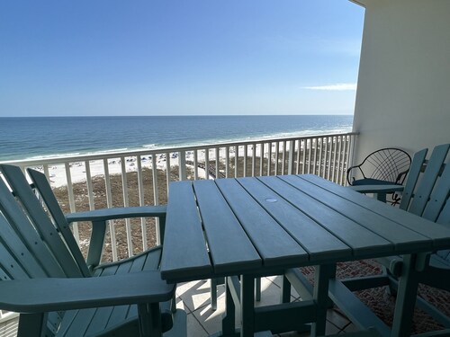 Newly Remodeled, Beachfront Condo, Sleeps Six, Resort Amenities!