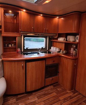 Microwave, cookware/dishes/utensils