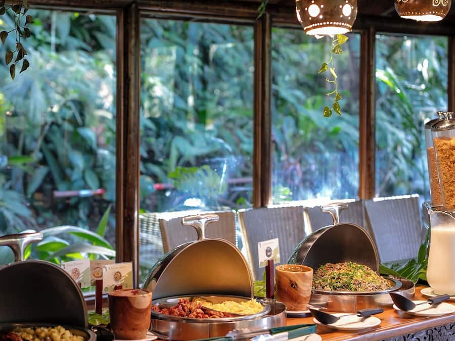 Café da manhã completo grátis todos os dias