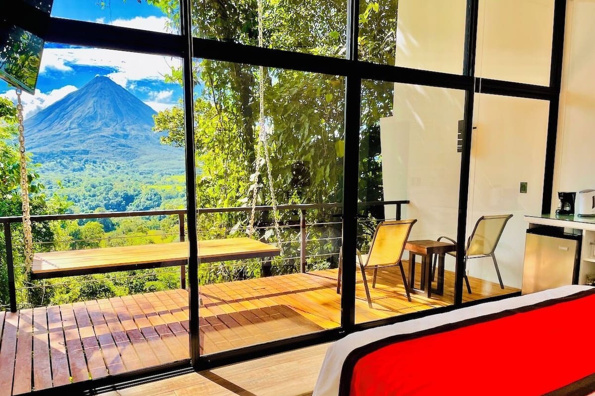 Superior Volcano View Villa Higueron | Luxe beddengoed, een minibar, een kluis op de kamer, een laptopwerkplek