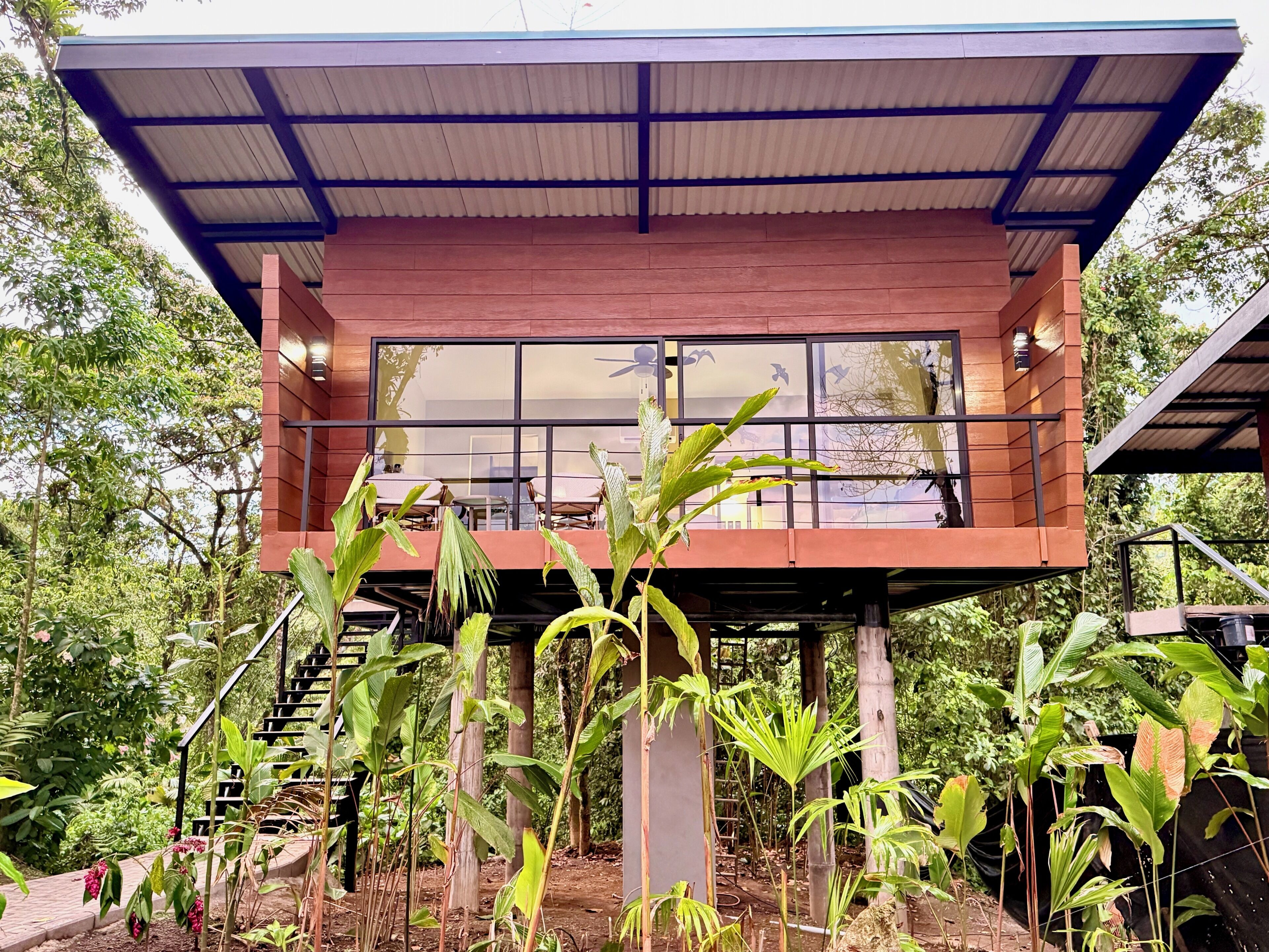 Exclusive Room, 1 Katil Raja (King), Balcony, Mountain View | Peralatan tempat tidur premium, bar mini, peti besi dalam bilik 