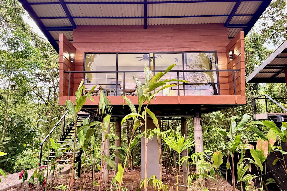 Exclusive Room, 1 Katil Raja (King), Balcony, Mountain View | Peralatan tempat tidur premium, bar mini, peti besi dalam bilik