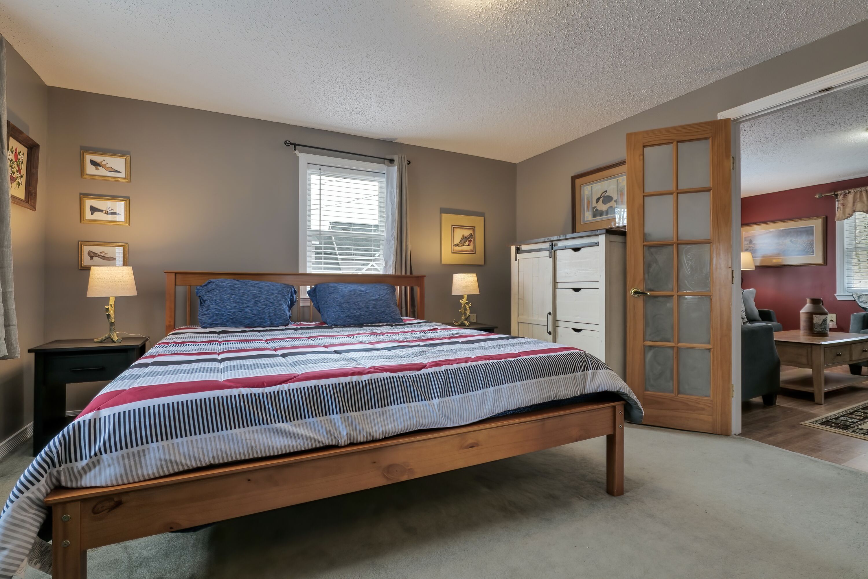 Spacious 4 bedroom home fast internet/walk to town!