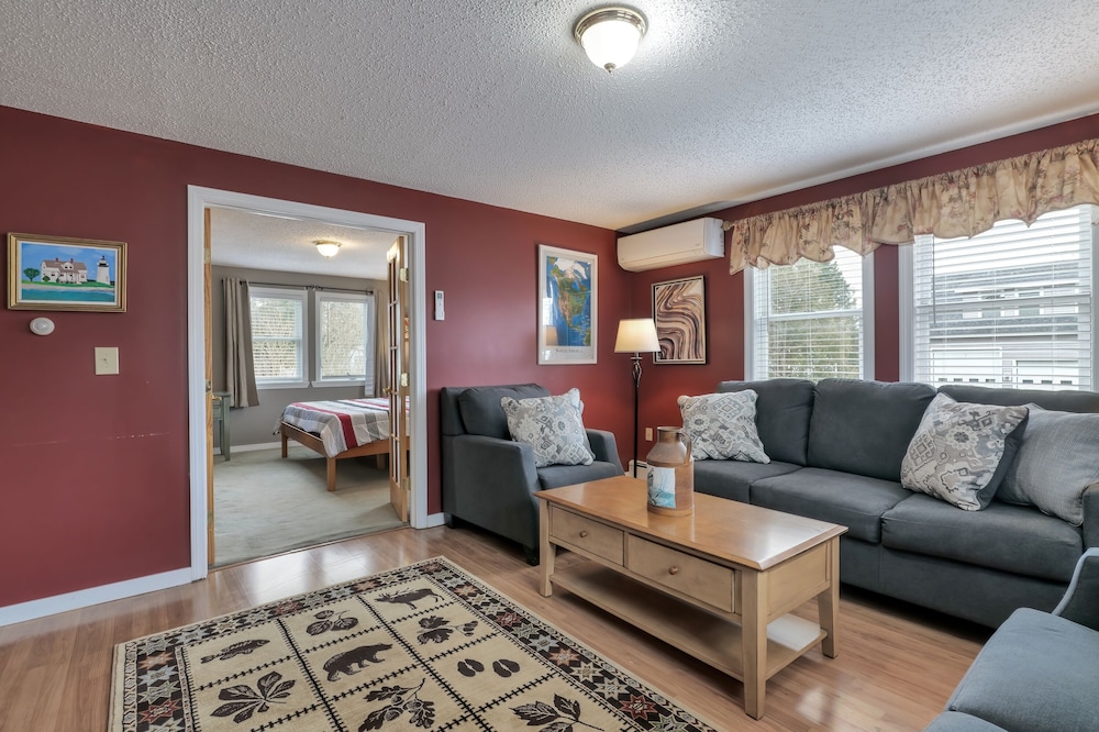 Spacious 4 bedroom home fast internet/walk to town!