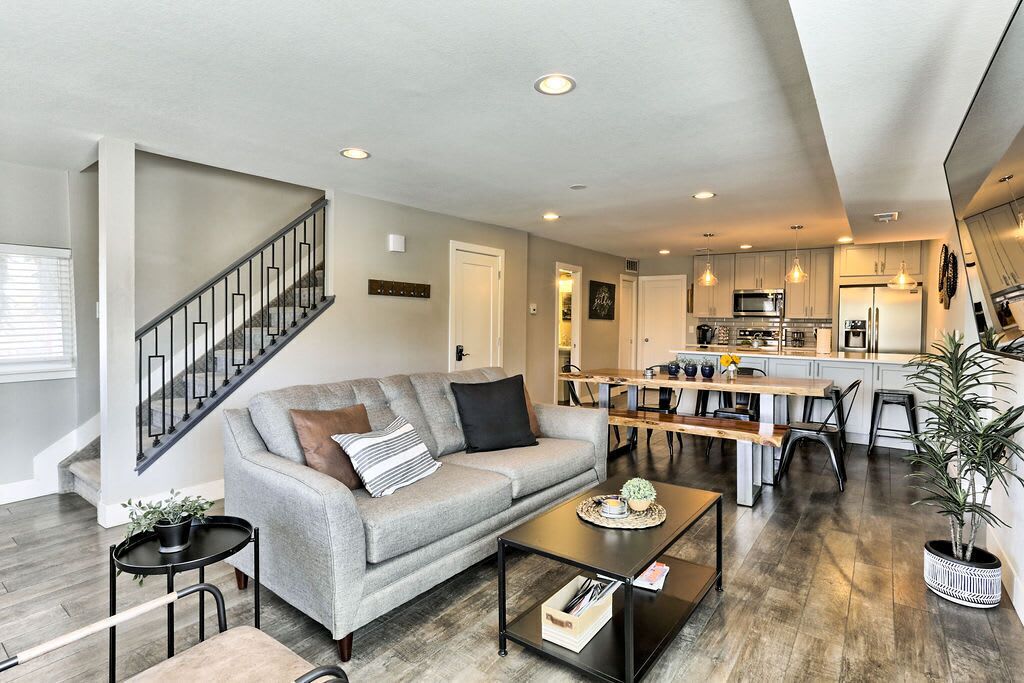 Great Location! Firepit- Pet Friendly- Backyard