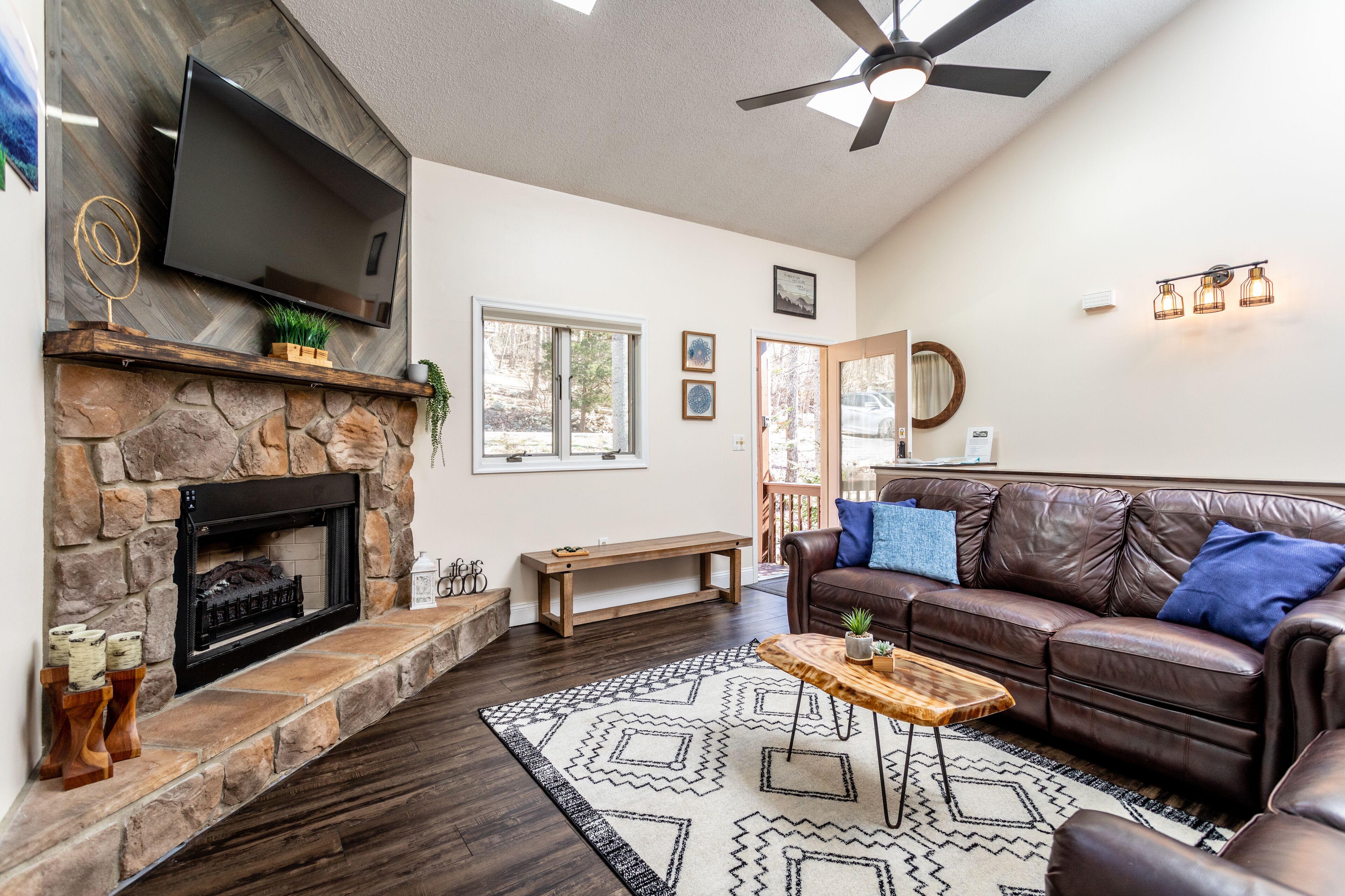 Mt. RelaxCATION~on resort~hottub~pool table~arcade