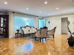 Interior - 3bd private oasis / saltwater pool-spa / private & safe /15mins from Hollywood (Los Angeles)