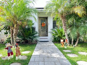 Exterior detail - 3bd private oasis / saltwater pool-spa / private & safe /15mins from Hollywood (Los Angeles)