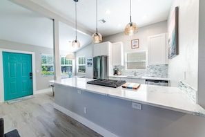 Frigorifero, microonde, forno, piano cottura