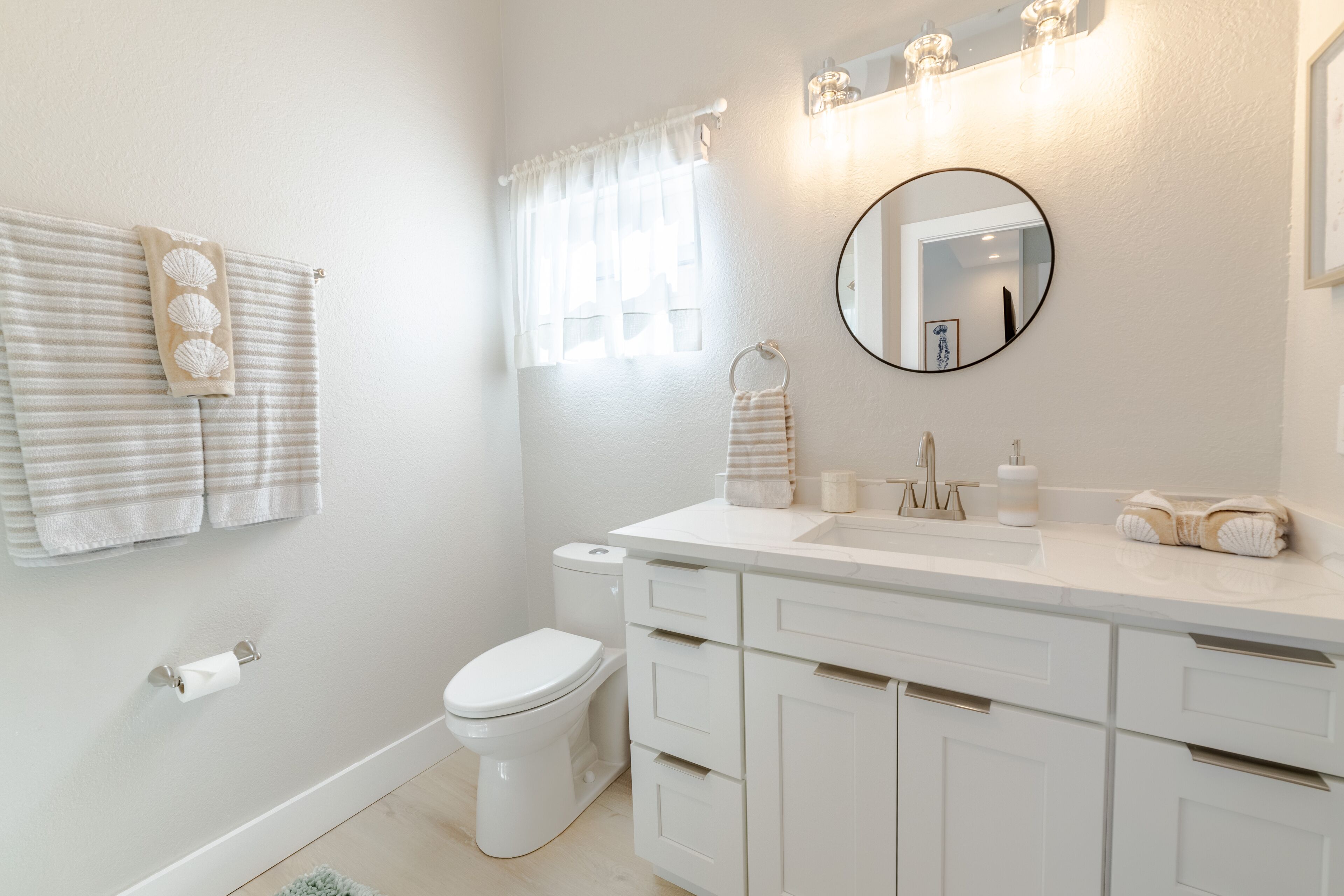  The Swell 2 BR Cottage with Parking 1 mile from Beaches