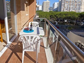 Outdoor dining - APCOSTAS Villa De Madrid / Two Bedrooms (Blanes)