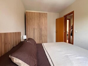 2 bedrooms, internet, bed sheets