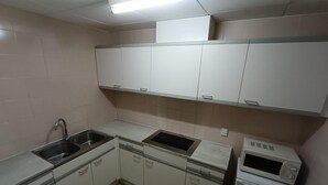 Refrigerador, microondas y utensilios de cocina 