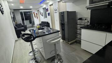 Réfrigérateur, micro-ondes, four, plaque de cuisson