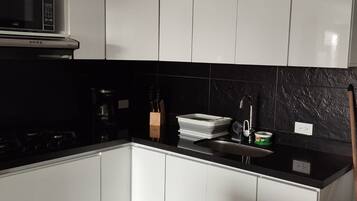 Een koelkast, een microgolfoven, een oven, een kookplaat
