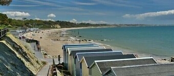 Shepherds Hut with Scandinavian Hot Tub and hydromassager 
