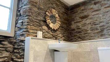 Shower, eco-friendly toiletries, hair dryer, shampoo