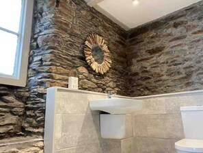 Douche, articles de toilette écologiques, sèche-cheveux