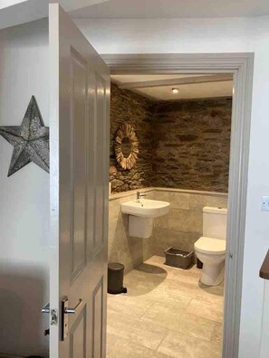Douche, articles de toilette écologiques, sèche-cheveux