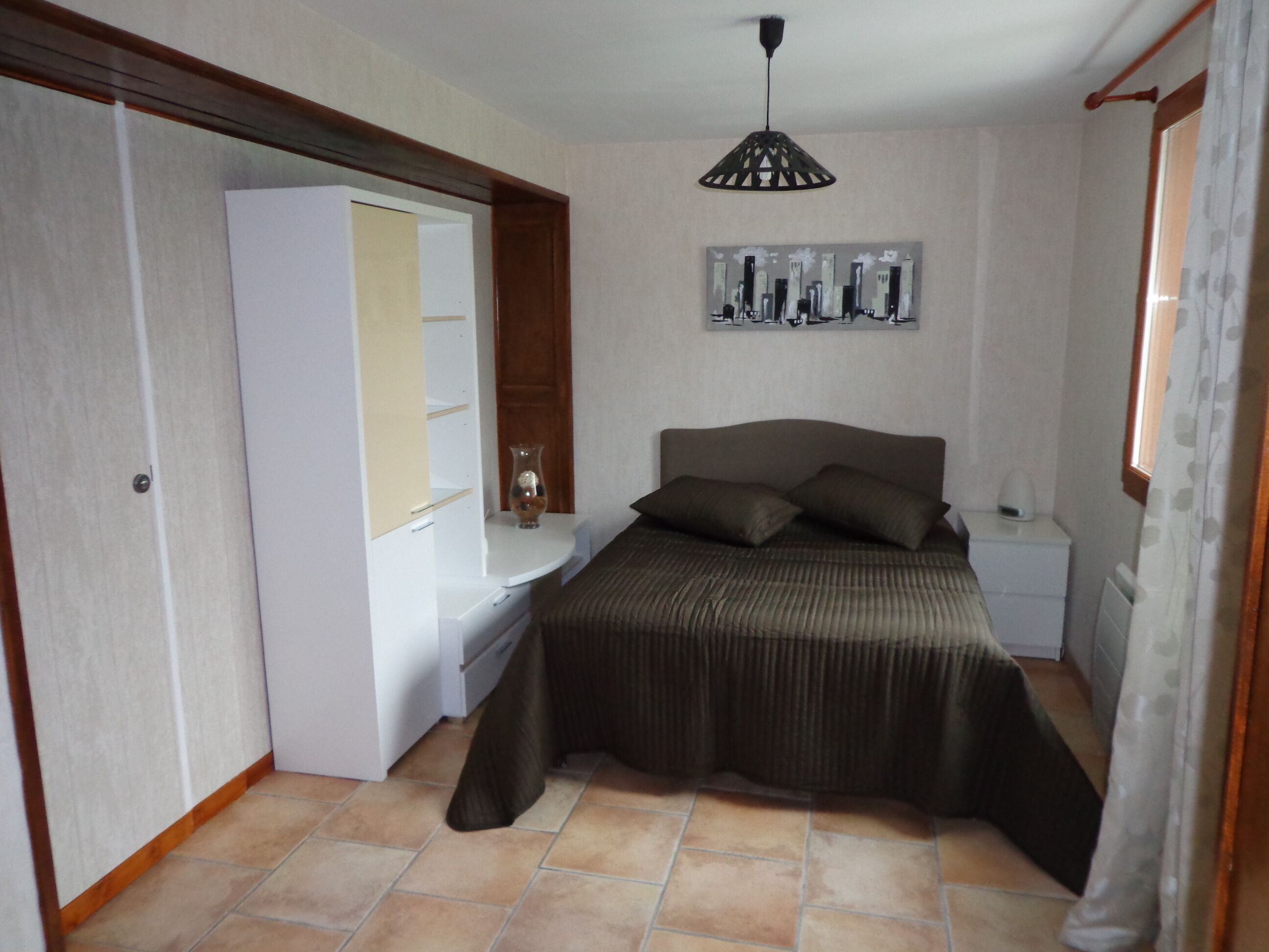 4 habitaciones, tabla de planchar con plancha y cuna de viaje 