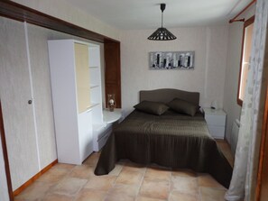 4 habitaciones, tabla de planchar con plancha y cuna de viaje