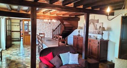 Gîte rural "Le Noyer Rondin" in Cheverny (sleeps 12), ideal for families.