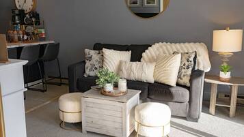 Una televisión, una chimenea