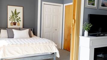 1 slaapkamer, een bureau, een strijkplank/strijkijzer, wifi