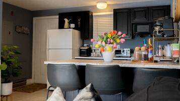 Coffee/tea maker, fridge, microwave, oven
