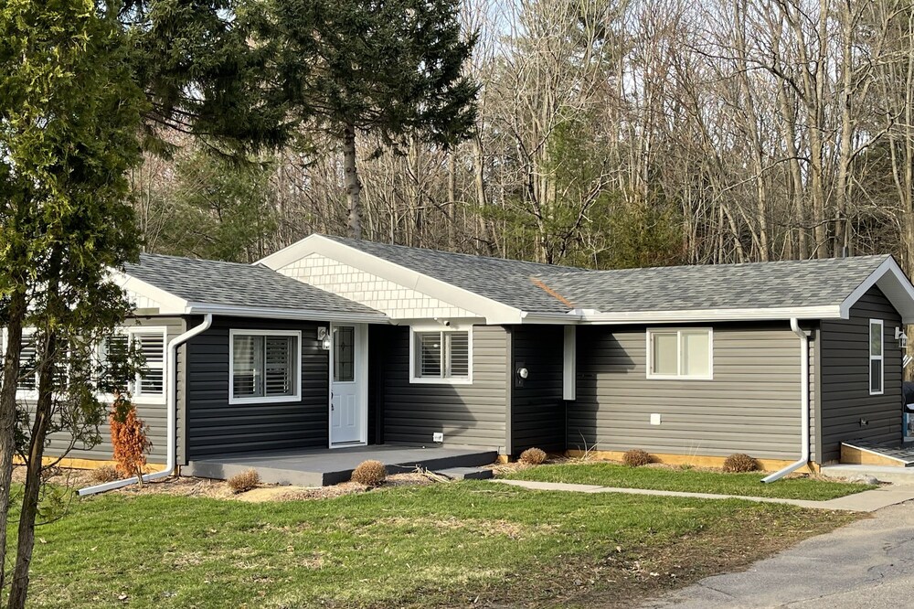 Gorgeous Cottage 4 mins drive to Muskoka Beach, Gull Lake & Outdoors