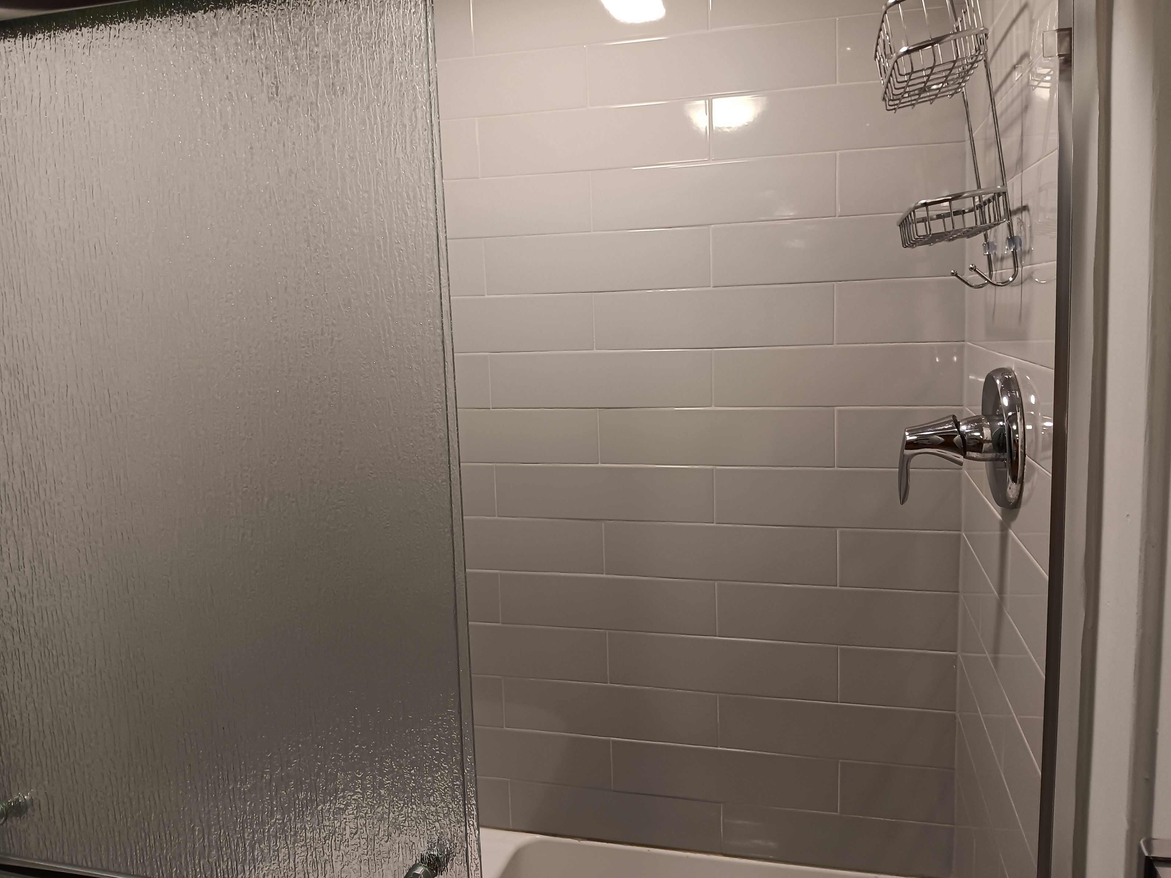 Douche, séchoir à cheveux, serviettes fournies, papier de toilette