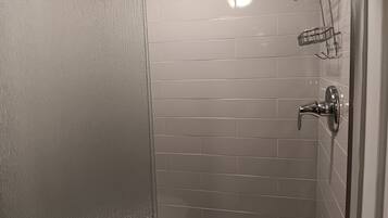 Douche, séchoir à cheveux, serviettes fournies, papier de toilette