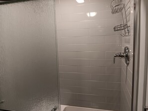 Douche, sèche-cheveux, serviettes fournies, papier toilette