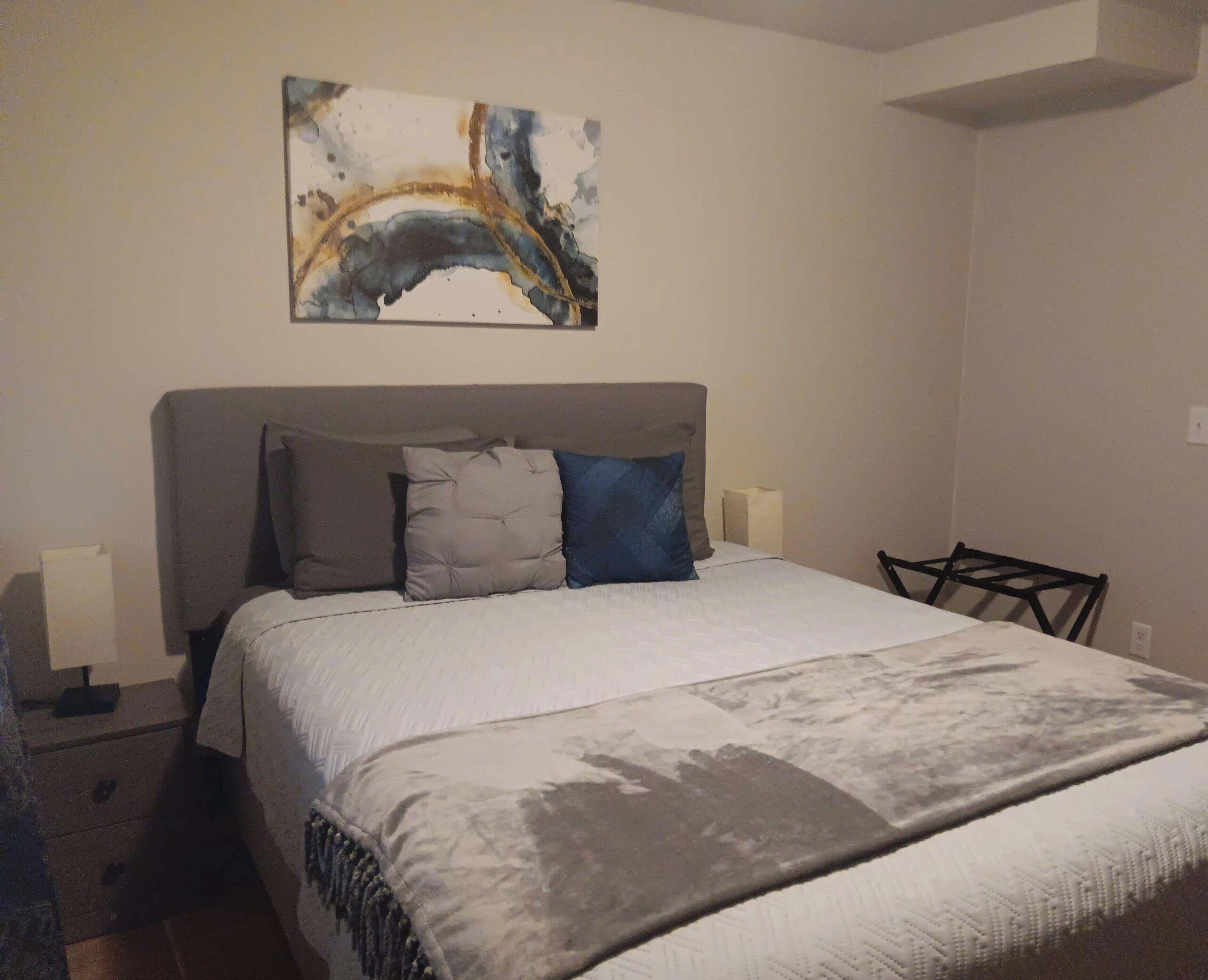 2 bedrooms, desk, WiFi (free), bed sheets
