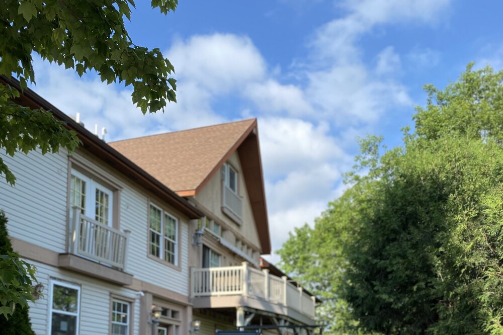 Parfrey's Glen and Devil's Lake close by beautiful, full apartment!