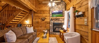 3 minutes to parkway!! Hot tub!! Flat driveway!!