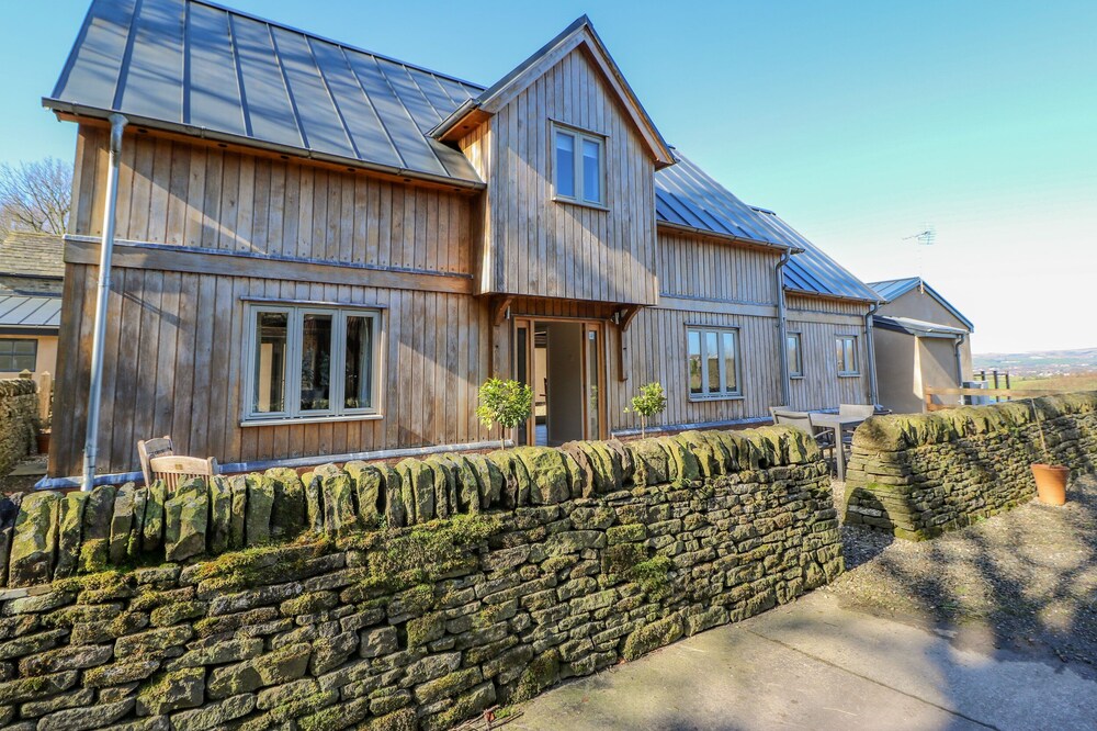 OAK COTTAGE, family friendly, character holiday cottage in Milnrow