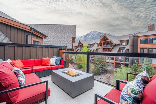 Property grounds - Luxury 3-Br Penthouse | INDOOR Pool & Hot Tub | Pool Table | 2 Decks + Mtn Views (Canmore)
