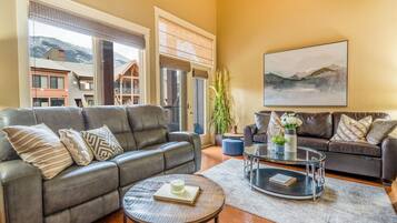 TV connectée, cheminée, table de tennis de table, chaßne hi-fi