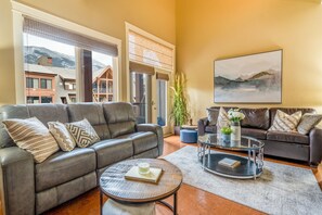 TV connectée, cheminée, table de tennis de table, chaîne hi-fi