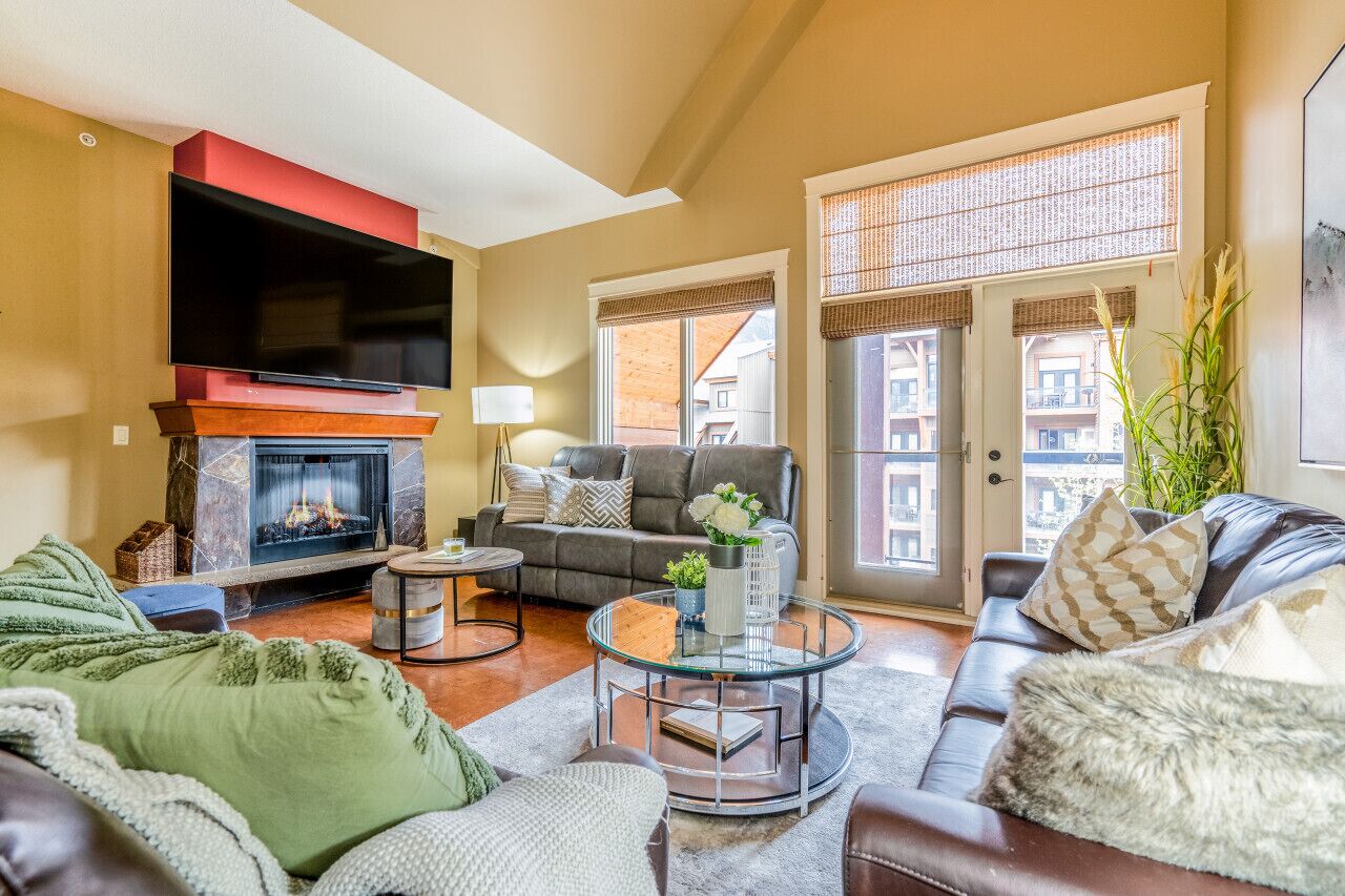 TV connectée, cheminée, table de tennis de table, chaîne hi-fi