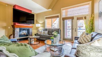 TV connectée, cheminée, table de tennis de table, chaßne hi-fi